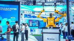 小伴侣正在数博会上旁不雅机械